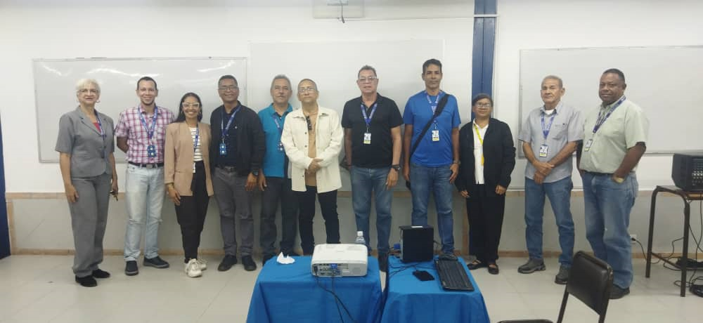 Grupo diverso de estudiantes