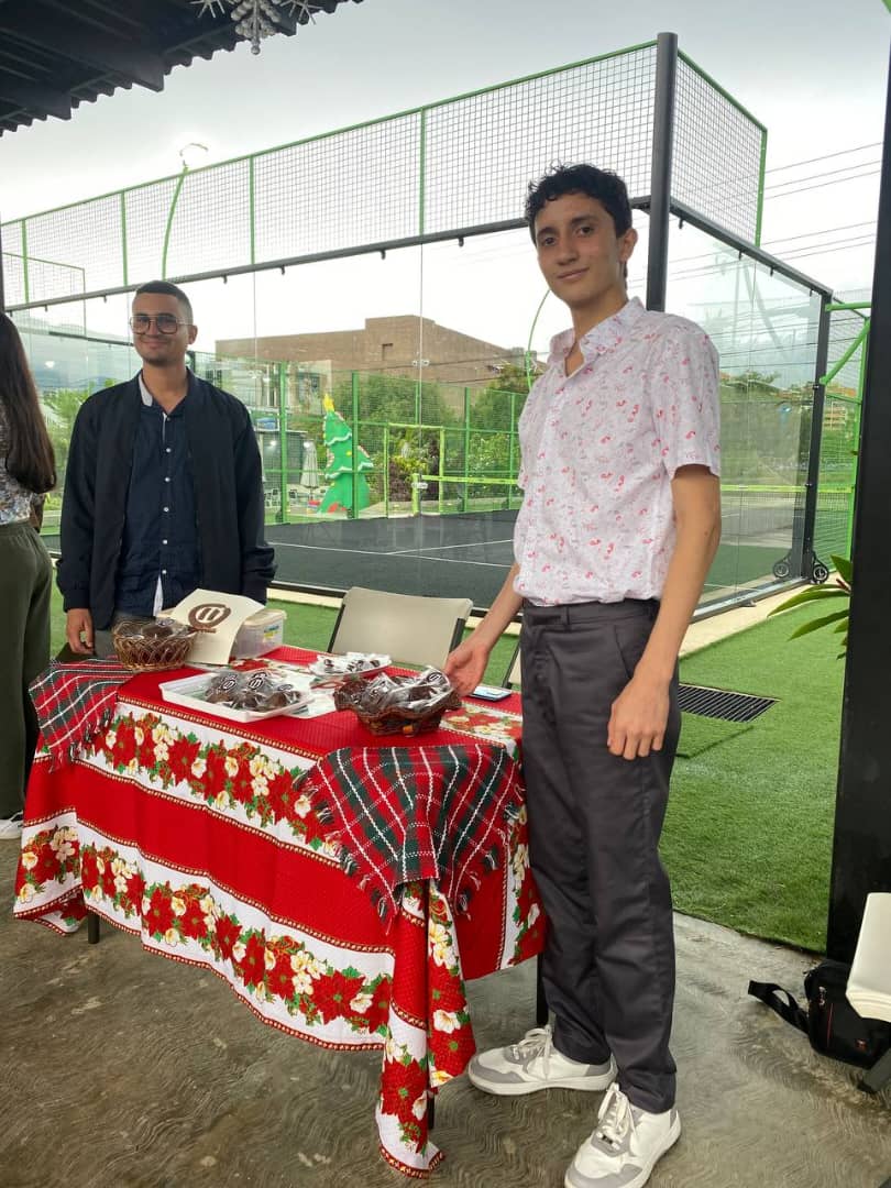 estudiante mirando a la camara