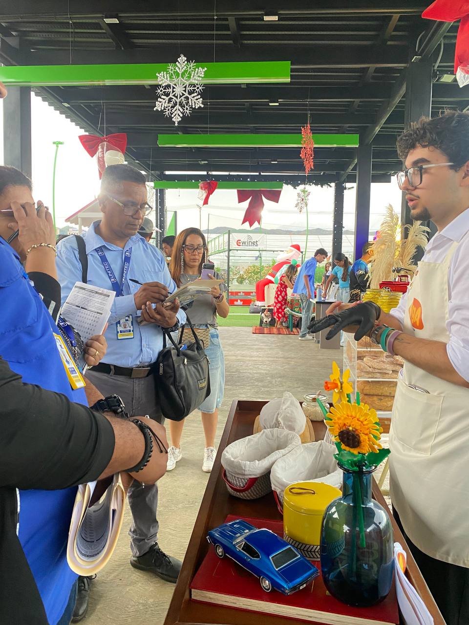 estudiante hablando a la camara