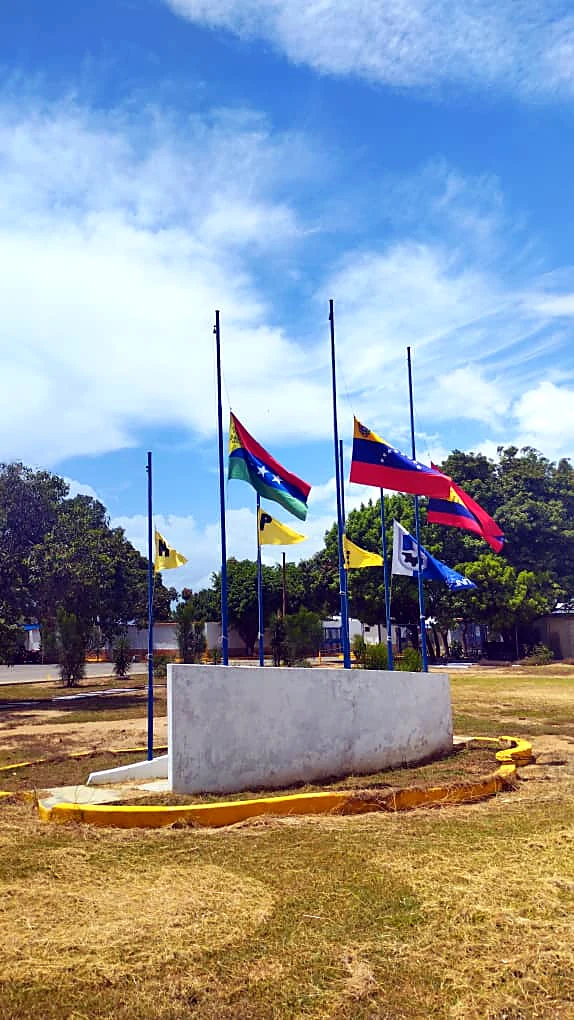 /Monumento%20a%20las%20banderas%20del%20campus%20UNITEC