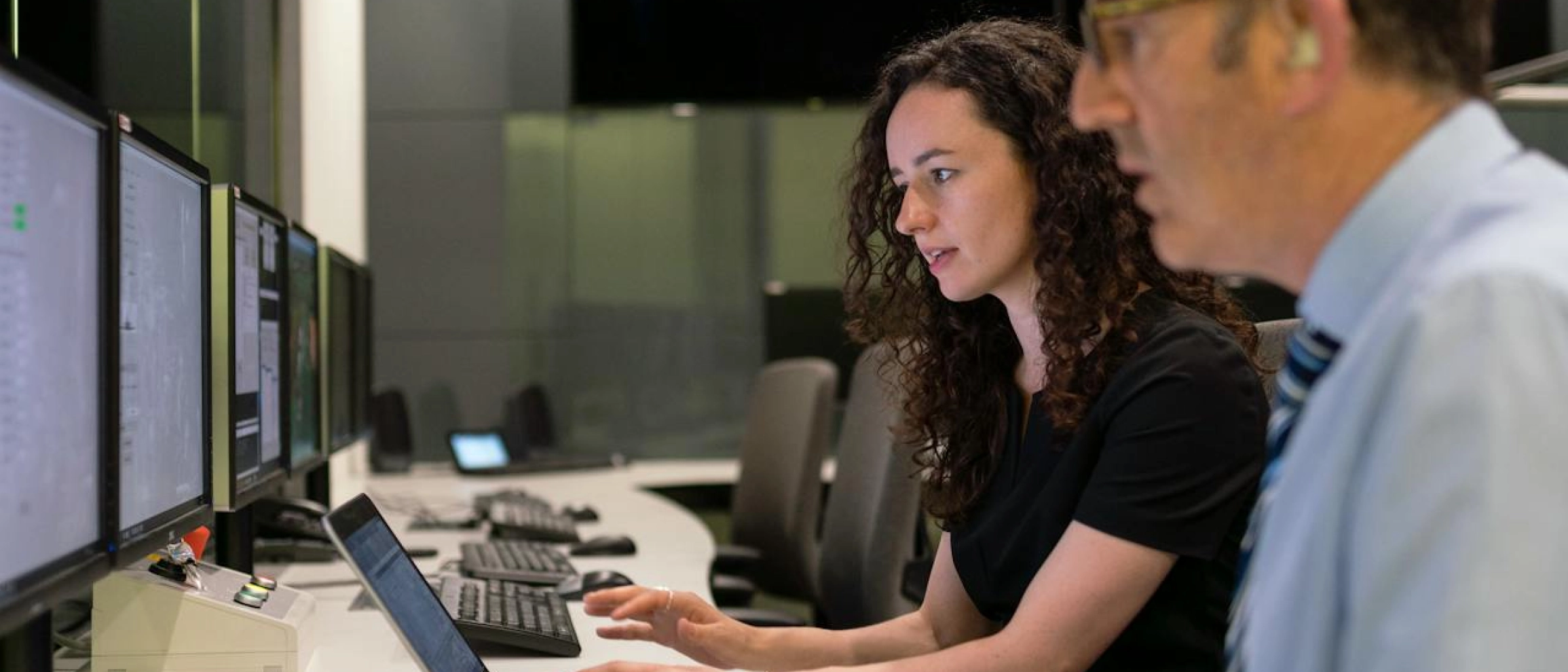 Profesionales de ingeniería monitoreando sistemas