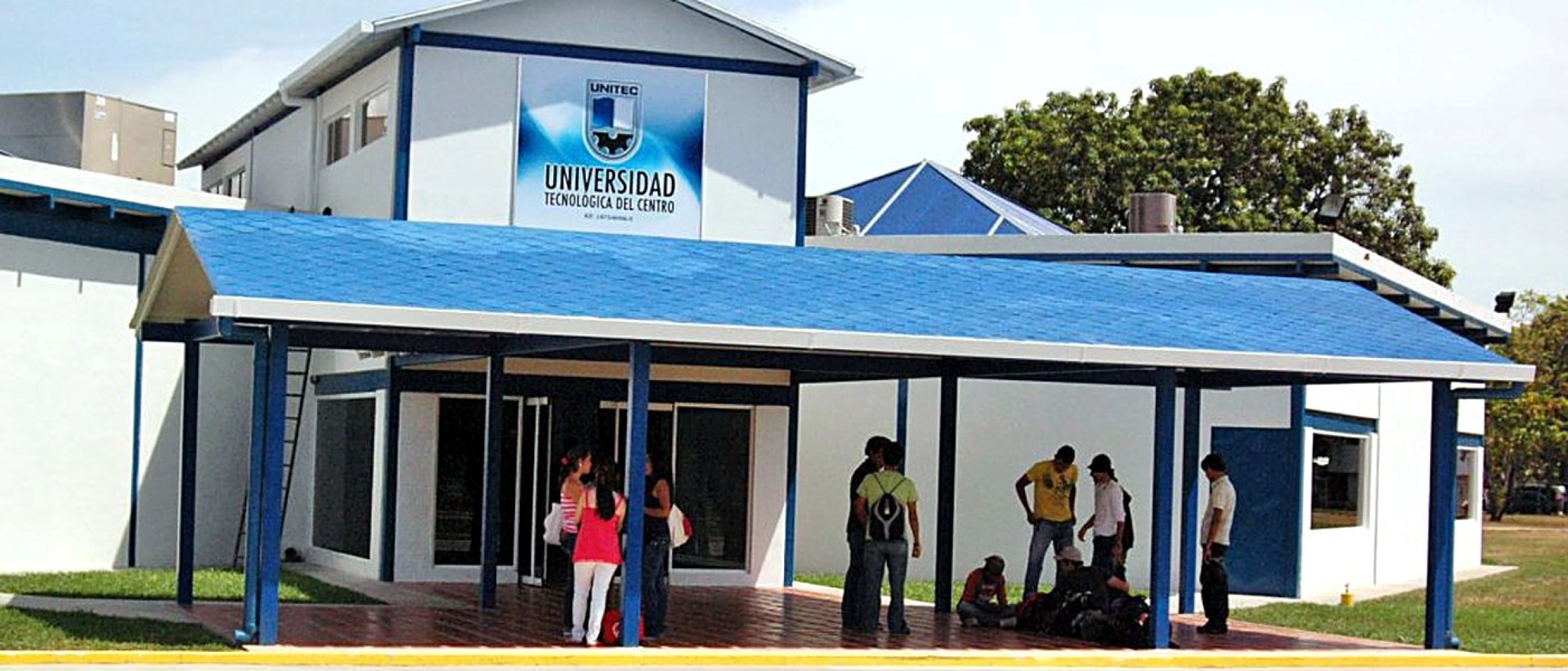 Edificio UNITEC con estudiantes en la entrada